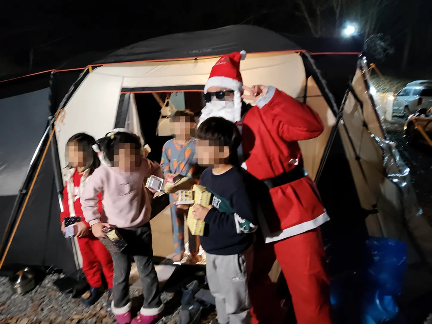 얼굴을 가린 젤코바 캠핑장 산타 방문 행사
