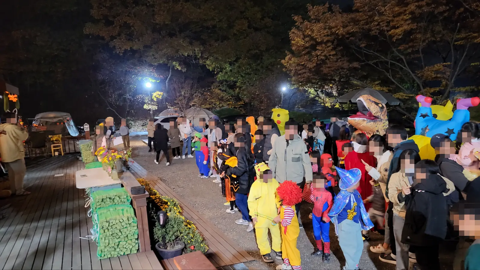 얼굴을 가린 젤코바 캠핑장 할로윈 단체 행사