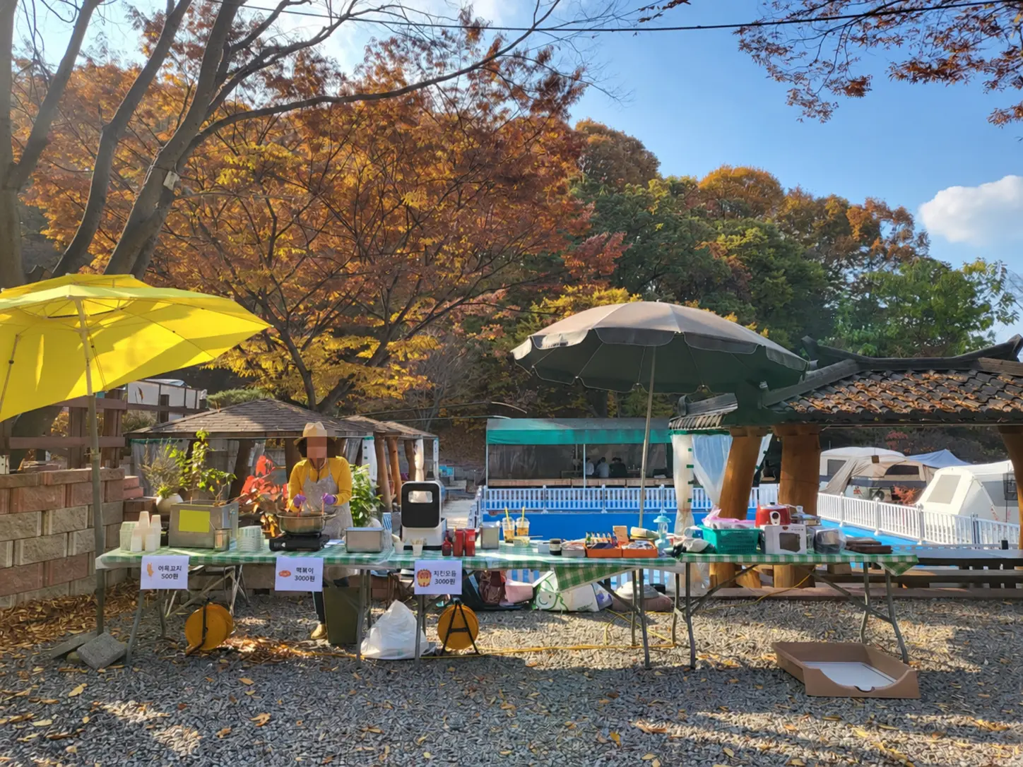 얼굴을 가린 젤코바 캠핑장 할로윈 먹거리 행사