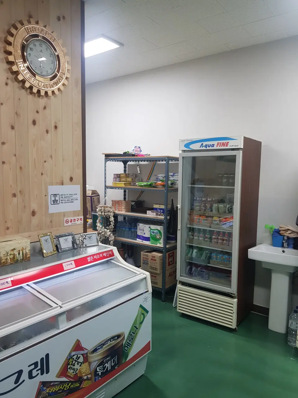 젤코바 캠핑장 매점의 냉동고와 음료 냉장고